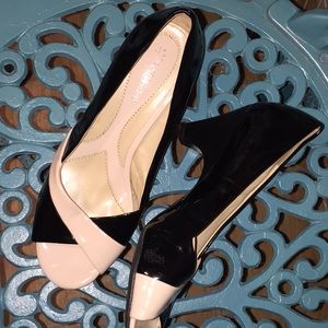 Naturalizer beige and black heels